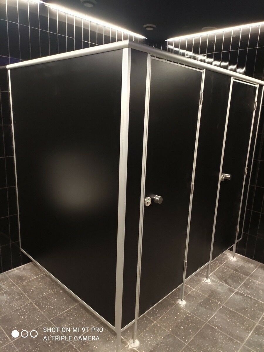 Туалетные кабинки черного цвета
